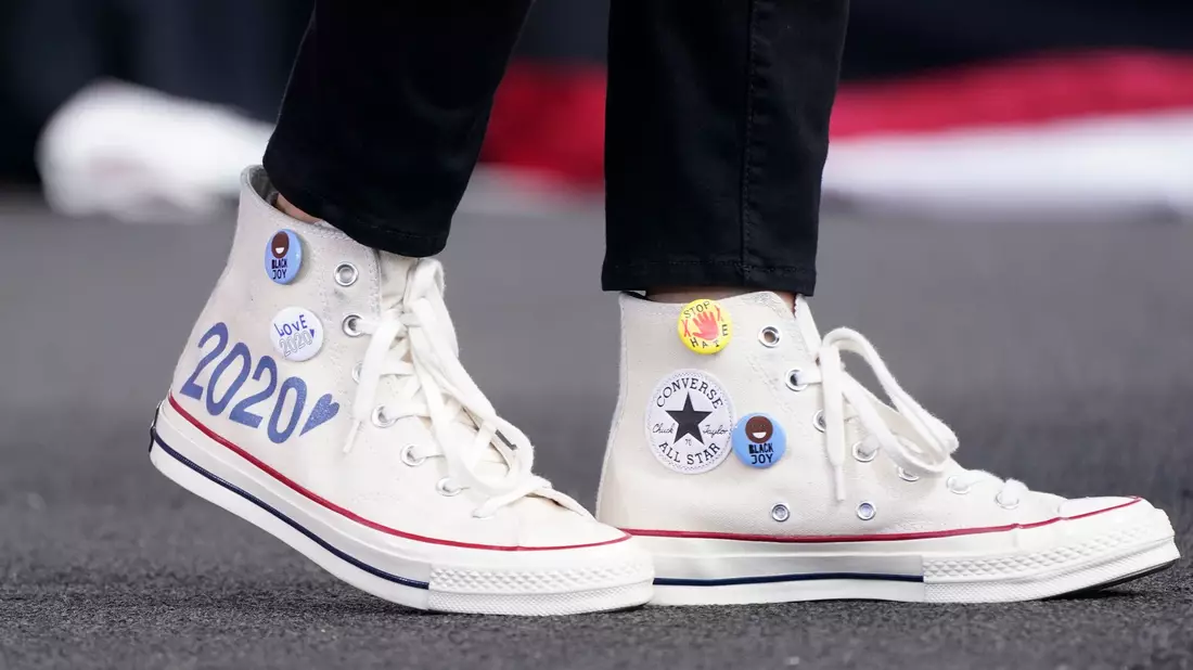 Harris trägt gerne Turnschuhe. (Archivbild) - Bild: Wilfredo Lee/AP/dpa