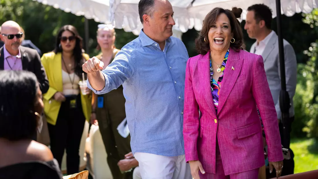 Harris lernte ihren Partner Doug Emhoff bei einem Blind Date kennen. (Archivbild) - Bild: Manuel Balce Ceneta/AP/dpa
