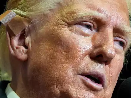 In vielen der Spaßbewertungen wurde Trump ins Lächerliche gezogen. (Archivbild) - Foto: Evan Vucci/AP/dpa