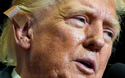 Trump besichtigt die US-Südgrenze zu Mexiko in Sierra Vista im Bundesstaat Arizona. - Foto: Evan Vucci/AP/dpa