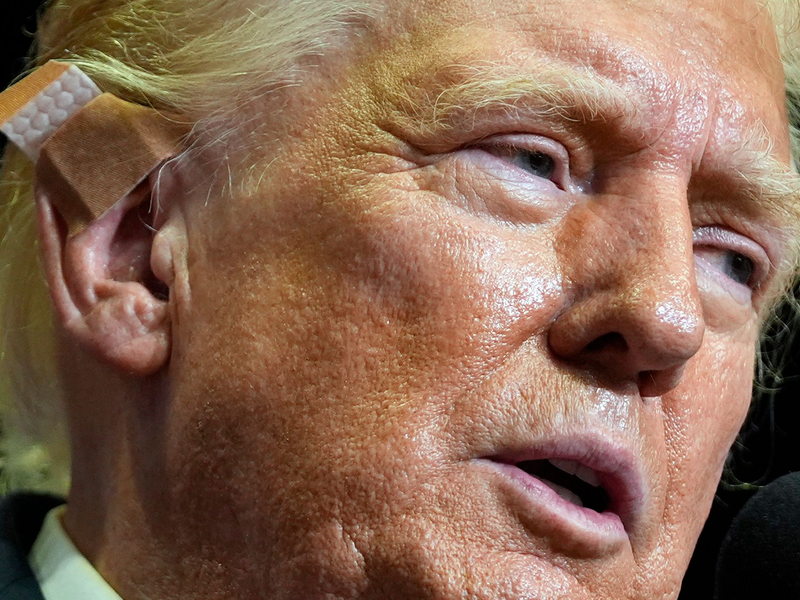 Nach einem mutmaßlich versuchten Attentat kehrt der republikanische US-Präsidentschaftskandidat Donald Trump auf die Wahlkampfbühne zurück. - Foto: Evan Vucci/AP/dpa