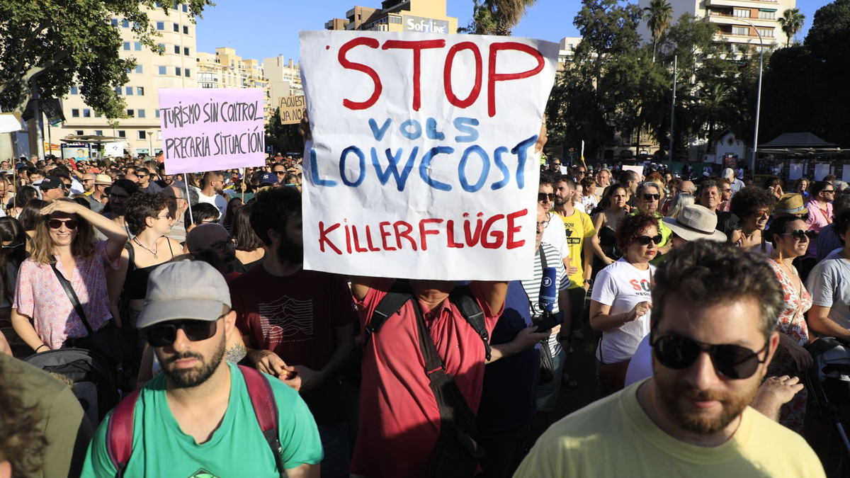 Viele Touristen klatschten den Demonstranten Beifall  - Foto: Clara Margais/dpa
