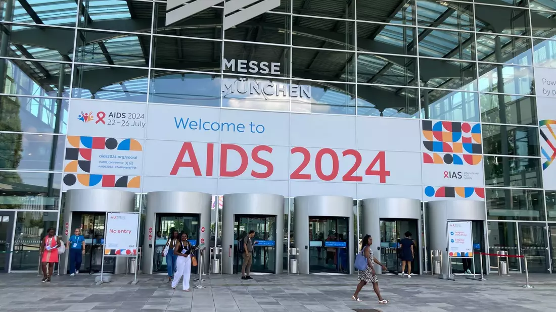 Tobias Weismantel, Geschäftsführer der Münchner Aids-Hilfe, unterstreicht die Bedeutung weltweiter Zusammenarbeit. - Bild: Sabine Dobel/dpa