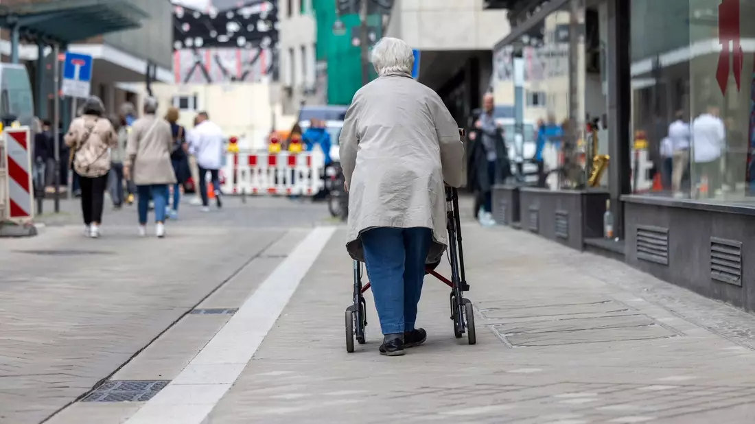 Bei rund 1,08 Millionen Altersrenten mit mindestens 45 Versicherungsjahren lag die Rente Ende 2023 unter 1.200 Euro im Monat. (Symbolbild) - Bild: Thomas Banneyer/dpa