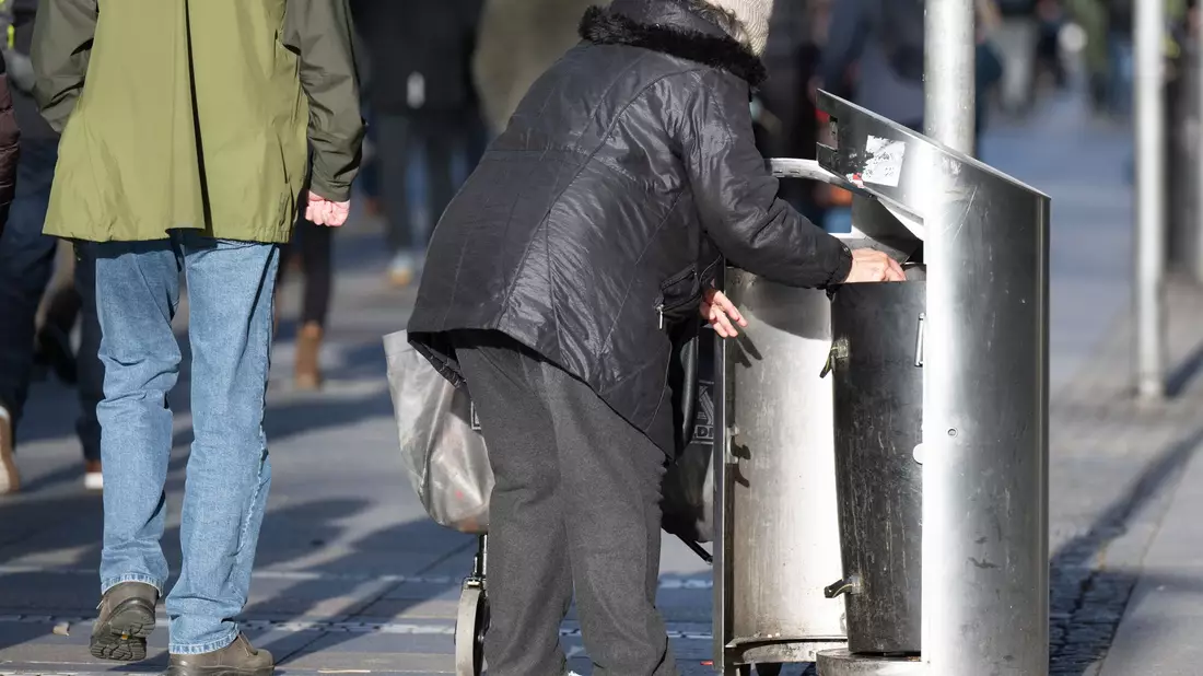 Unter den Armen in Deutschland sind viele Seniorinnen und Senioren. (Symbolbild) - Bild: Sebastian Kahnert/dpa