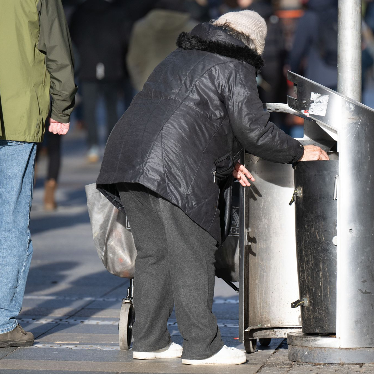Unter den Armen in Deutschland sind viele Seniorinnen und Senioren. (Symbolbild) - Foto: Sebastian Kahnert/dpa