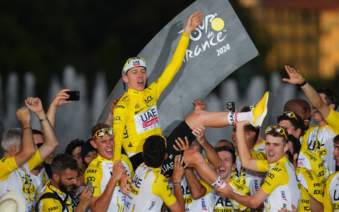 Lässt sich von seiner Mannschaft feiern: Tadej Pogacar - Foto: Daniel Cole/AP