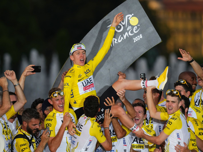 Lässt sich von seiner Mannschaft feiern: Tadej Pogacar - Foto: Daniel Cole/AP