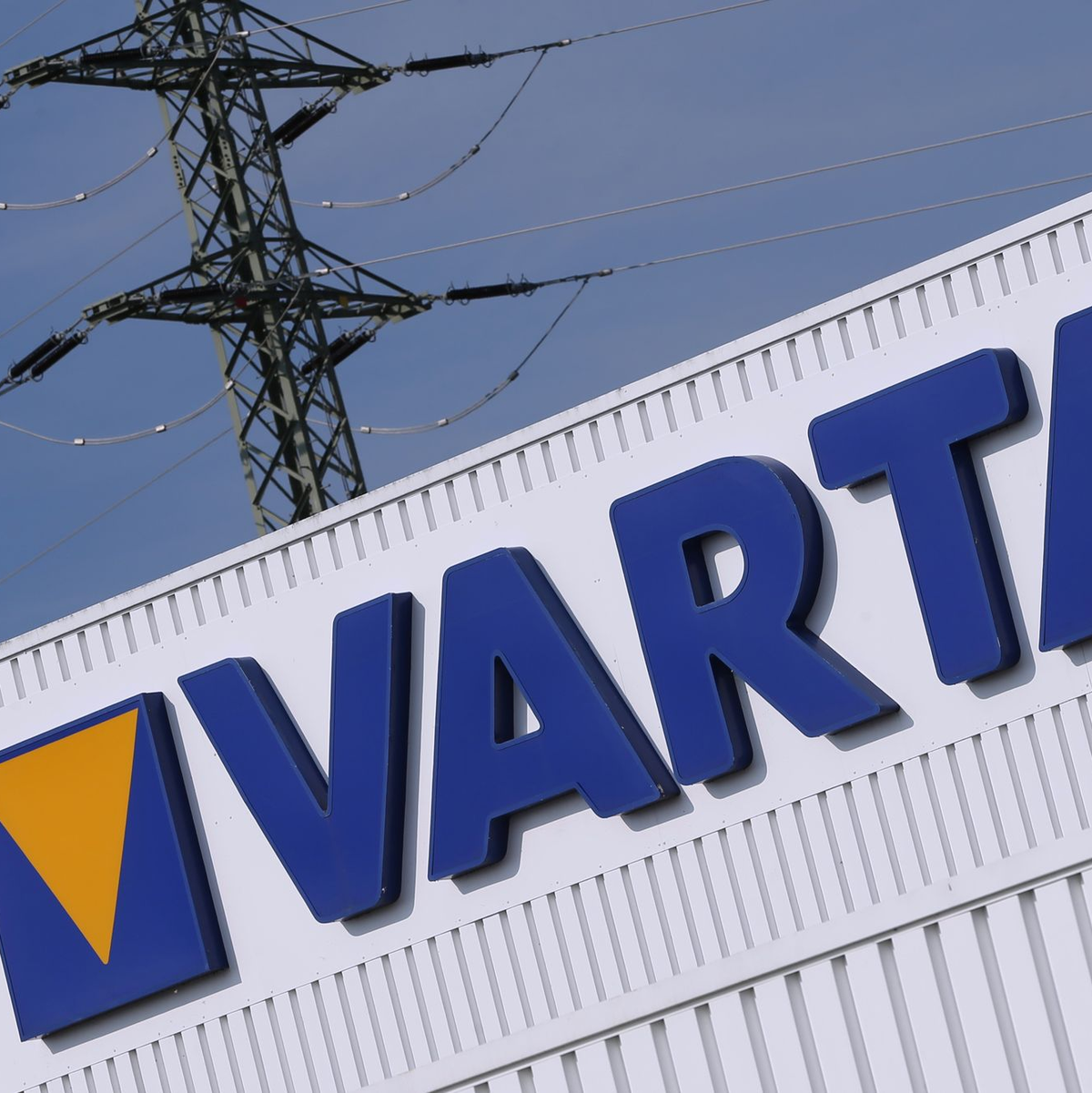 Varta will an den deutschen Standorten, wie hier in Nördlingen, festhalten. In der Verwaltung sollen aber Stellen wegfallen. (Archivbild) - Foto: Karl-Josef Hildenbrand/dpa