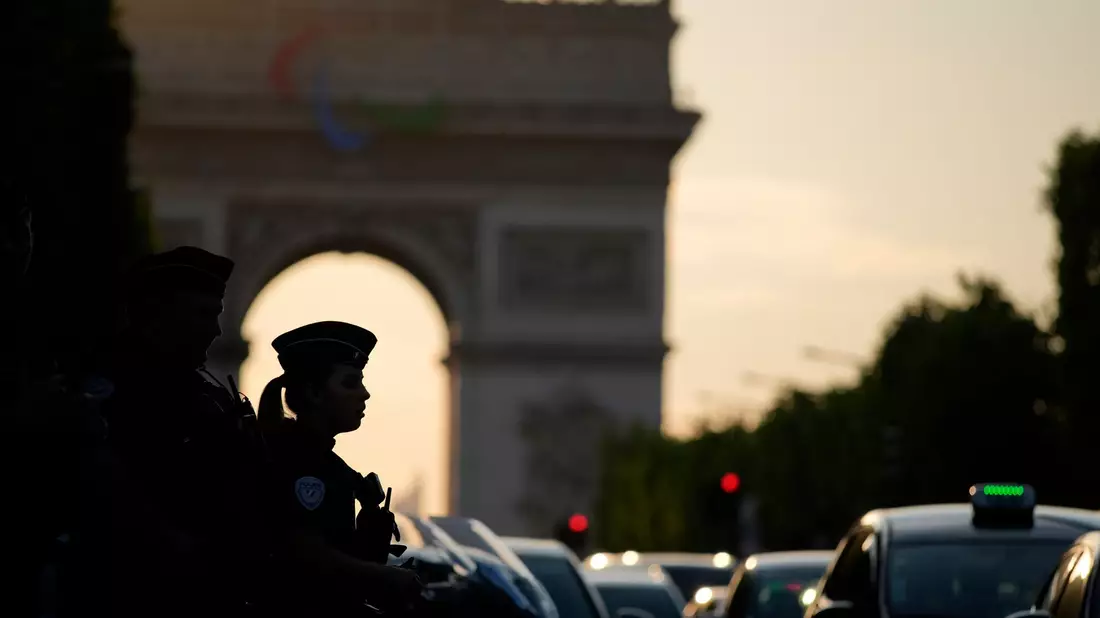 Tausende Polizisten wachen während Olympia über Paris. - Bild: David Goldman/AP/dpa
