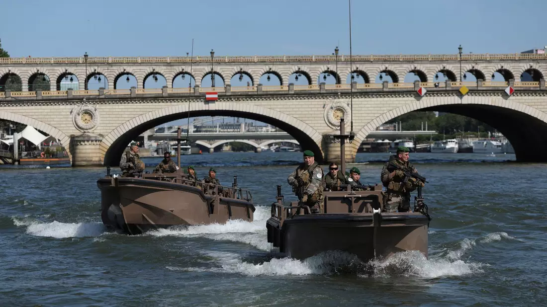 Auch auf der Seine sind Sicherheitskräfte im Einsatz. - Bild: Aurelien Morissard/AP/dpa