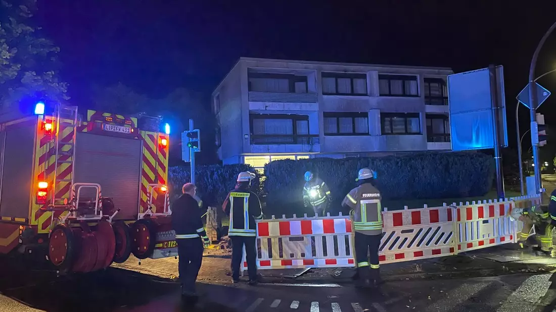 FF Bad Salzuflen: Doppelter Blitzeinschlag nach Gewitter in Bad Salzuflen / Die Freiwillige Feuerwehr muss binnen weniger Stunden zu zahlreichen Einsätzen ausrücken. Verletzt wird glücklicherweise niemand - Bild: presseportal.de