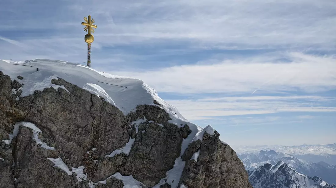 Ein Mann stirbt nach einem Blitzeinschlag auf der Zugspitze. (Symbolbild) - Bild: Angelika Warmuth/dpa