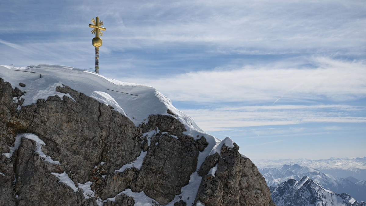 Bayerische Spezialitäten wird es aber weiterhin in allen Restaurants auf der Zugspitze geben. (Archivbild) - Foto: Angelika Warmuth/dpa