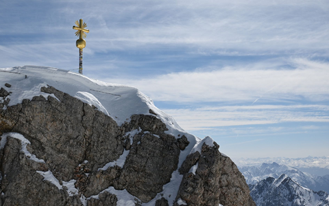 Bayerische Spezialitäten wird es aber weiterhin in allen Restaurants auf der Zugspitze geben. (Archivbild) - Foto: Angelika Warmuth/dpa