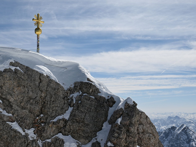 Bayerische Spezialitäten wird es aber weiterhin in allen Restaurants auf der Zugspitze geben. (Archivbild) - Foto: Angelika Warmuth/dpa