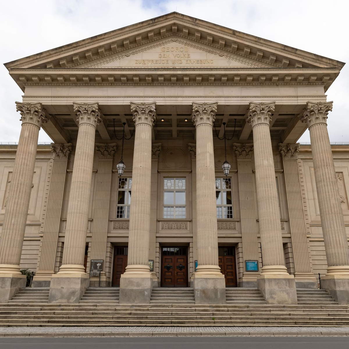 Die repräsentative Fassade des Staatstheaters Meiningen. Das jetzige Gebäude wurde 1909 im Stil des Neoklassizismus eröffnet. Theatergeschichte wurde von hier aus aber schon Jahrzehnte vorher geschrieben, als die Meininger Ende des 19. Jahrhunderts zahlreiche Gastspiele in ganz Europa absolvierten. (Archivfoto) - Foto: Michael Reichel/dpa-Zentralbild/dpa
