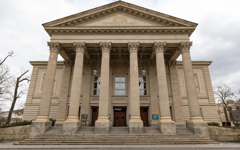 Die repräsentative Fassade des Staatstheaters Meiningen. Das jetzige Gebäude wurde 1909 im Stil des Neoklassizismus eröffnet. Theatergeschichte wurde von hier aus aber schon Jahrzehnte vorher geschrieben, als die Meininger Ende des 19. Jahrhunderts zahlreiche Gastspiele in ganz Europa absolvierten. (Archivfoto) - Foto: Michael Reichel/dpa-Zentralbild/dpa