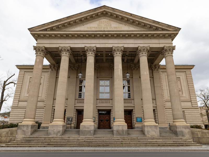 Die repräsentative Fassade des Staatstheaters Meiningen. Das jetzige Gebäude wurde 1909 im Stil des Neoklassizismus eröffnet. Theatergeschichte wurde von hier aus aber schon Jahrzehnte vorher geschrieben, als die Meininger Ende des 19. Jahrhunderts zahlreiche Gastspiele in ganz Europa absolvierten. (Archivfoto) - Foto: Michael Reichel/dpa-Zentralbild/dpa