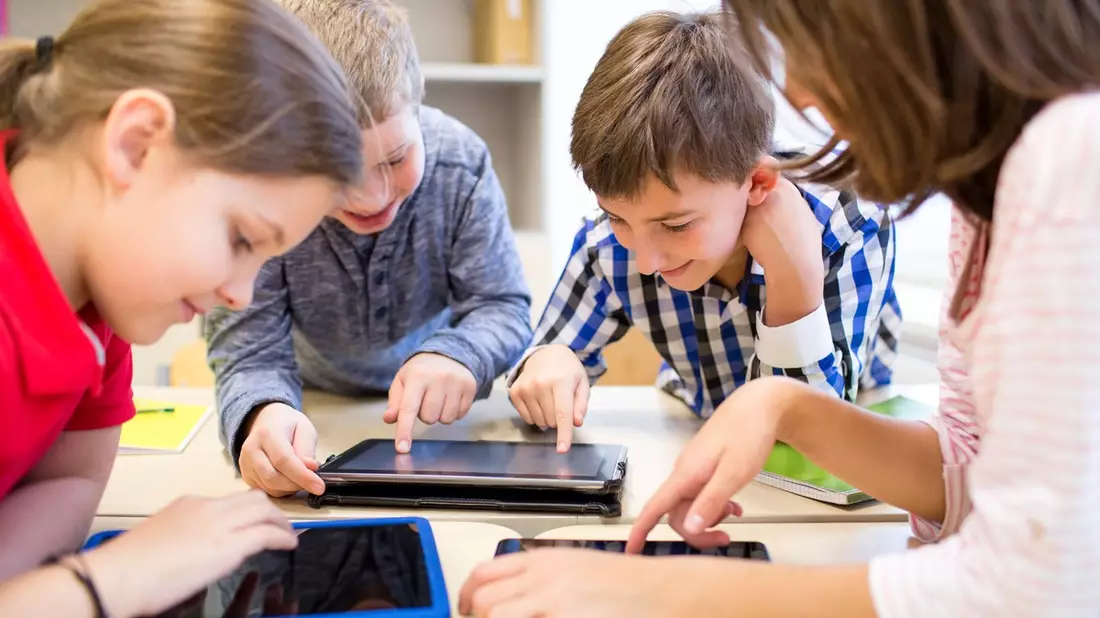 Mehr als die Hälfte der Schulkinder nutzen im Unterricht ein Tablet - Bild: presseportal.de