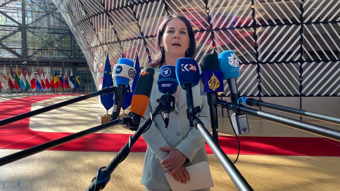 Bundesaußenministerin Annalena Baerbock beantwortet Fragen vor Beginn des EU-Außenministertreffens - Bild: Philip Dulian/dpa