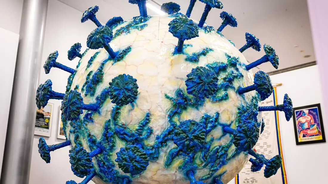 Der Virennachbau ist größer als ein Mensch und zeigt die Struktur von HIV. (Archivbild) - Bild: Moritz Frankenberg/dpa