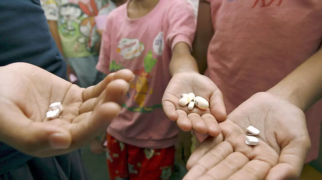 Von den HIV-infizierten Kindern erhalten nur gut die Hälfte moderne Medikamente. (Archivbild) - Bild: epa Rungroj Yongrit/epa/dpa