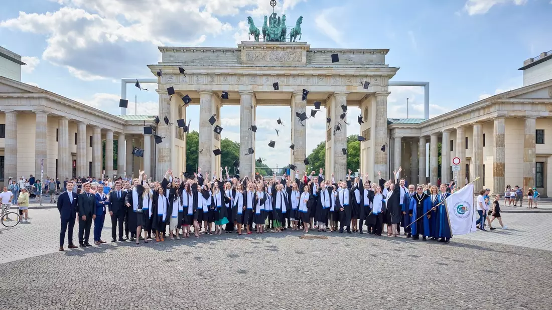Absolvent:innen des 13. Jahrgangs des Asklepios Campus Hamburg der Semmelweis Universität erhalten Abschlussdiplome - Bild: presseportal.de