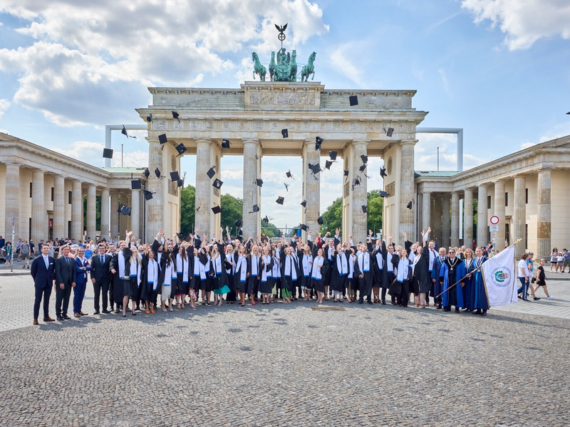 Absolvent:innen des 13. Jahrgangs des Asklepios Campus Hamburg der Semmelweis Universität erhalten Abschlussdiplome - Foto: presseportal.de