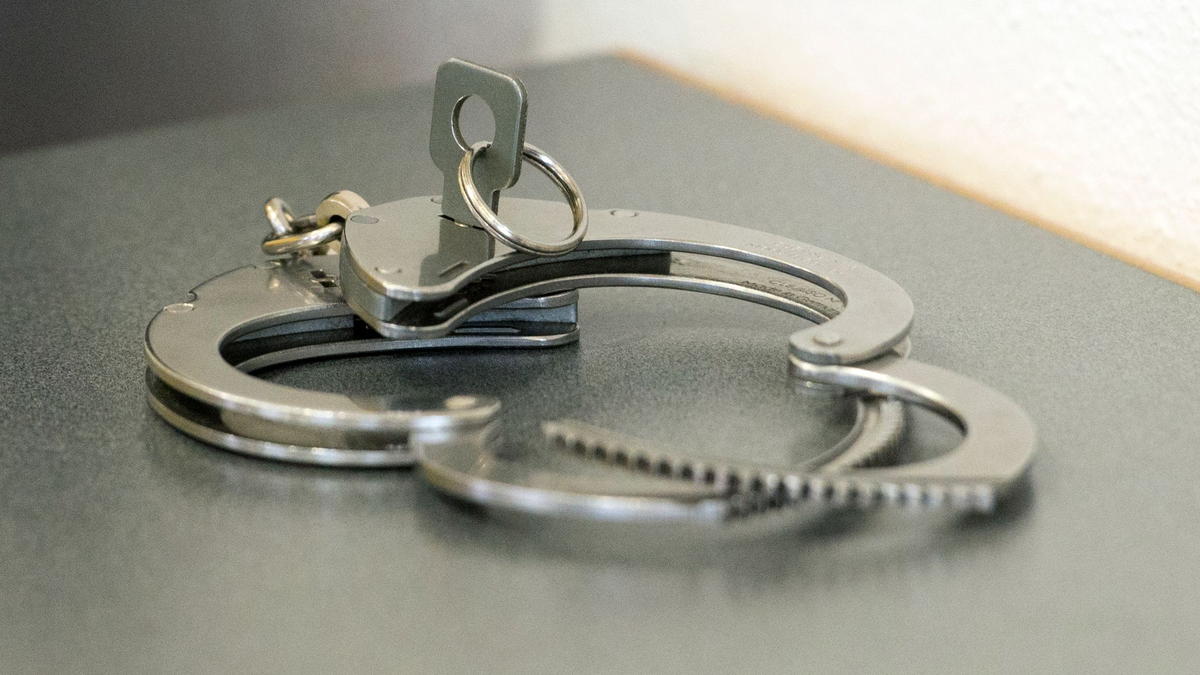 Weil er Gewaltandrohungen satt hat, greift der Sheriff zu einem ungewöhnlichen Schritt. (Illustration) - Foto: Armin Weigel/dpa