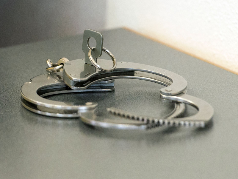 Weil er Gewaltandrohungen satt hat, greift der Sheriff zu einem ungewöhnlichen Schritt. (Illustration) - Foto: Armin Weigel/dpa