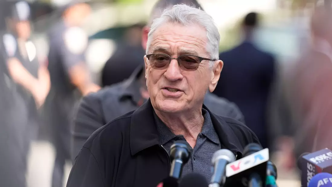 Robert De Niro unterstüzt Joe Biden während in New York der Strafprozess gegen Ex-US-Präsident Trump läuft.  - Bild: Seth Wenig/AP/dpa