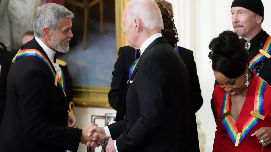 US-Präsident Biden empfängt George Clooney im Weißen Haus. - Bild: Manuel Balce Ceneta/AP/dpa