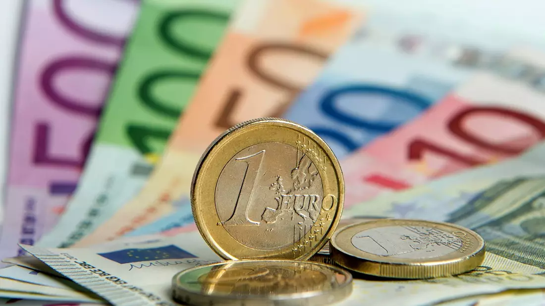 Das Medianentgelt ist das Einkommen, bei dem es genauso viele Menschen mit einem höheren wie mit einem niedrigeren Einkommen gibt. - Bild: Daniel Reinhardt/dpa