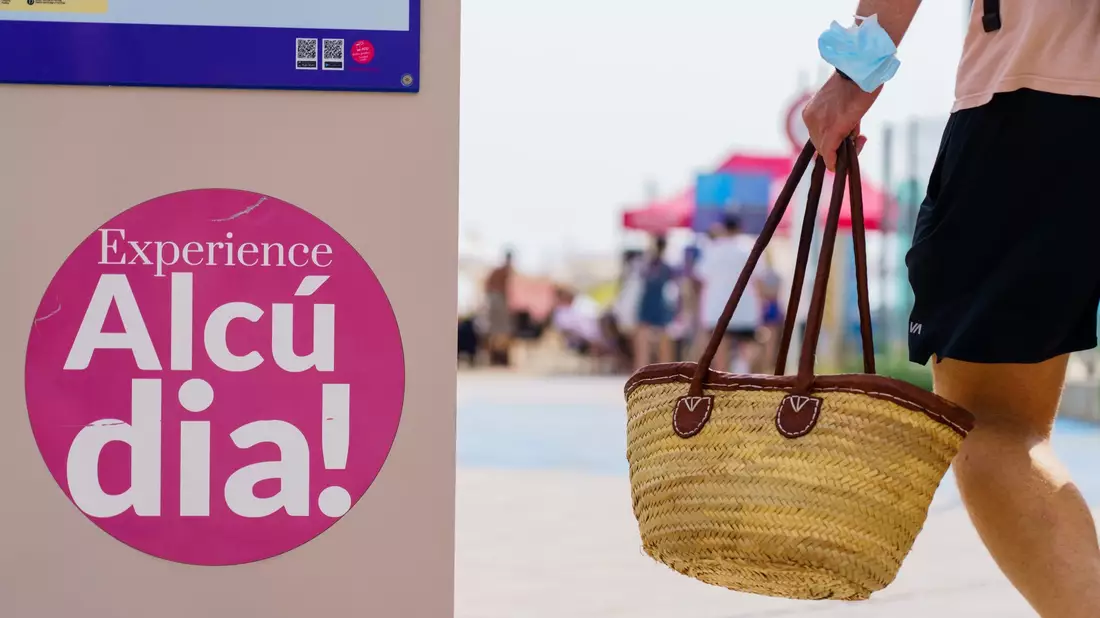 Alcudia im Nordosten der Insel ist eigentlich ein ruhigerer Ort Mallorcas. (Archivbild) - Bild: Andreas Arnold/dpa