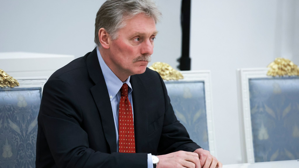 Kremlsprecher Dmitri Peskow rechnet damit, dass die USA die Ukraine in dem Krieg weiter unterstützen. (Archivbild) - Foto: Vyacheslav Prokofyev/Sputnik Kremlin Pool via AP/dpa