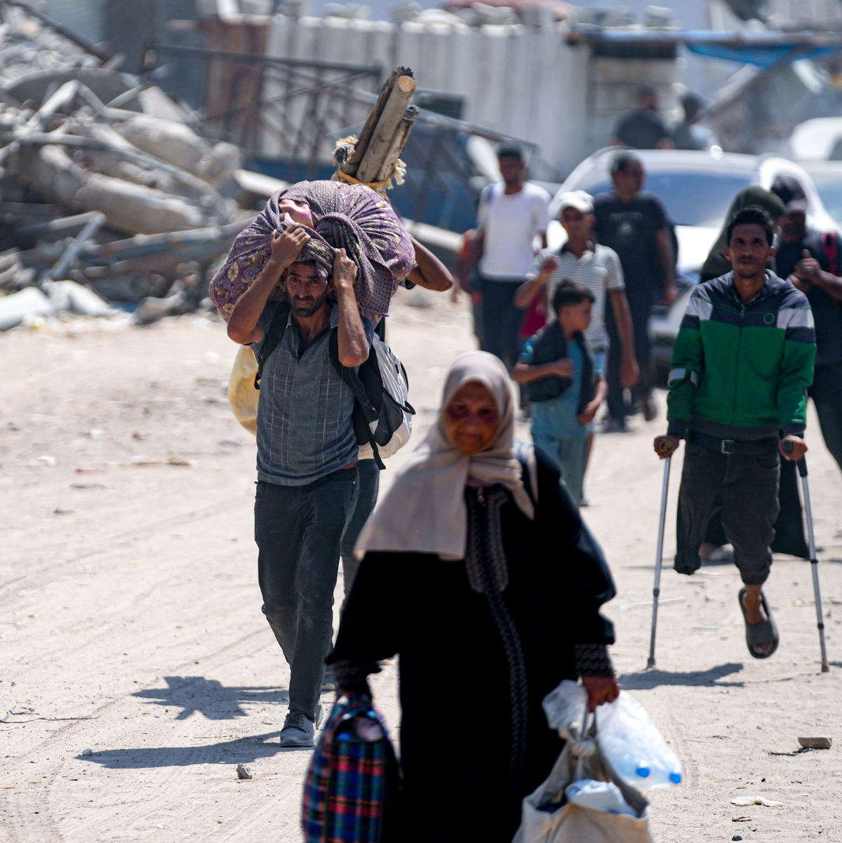 Ein neuer Vorstoß Israels gegen Raketenstellungen der Hamas treibt Tausende Palästinenser in die Flucht. - Foto: Abdel Kareem Hana/AP/dpa