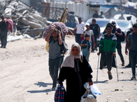 Vater mit Leiche von getötetem Kind.  - Foto: Abdel Kareem Hana/AP/dpa