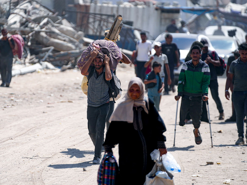 Palästinenser sind innerhalb des Gazastreifens auf der Flucht. Eine Waffenruhe könnte ihr Los lindern. - Foto: Abdel Kareem Hana/AP/dpa