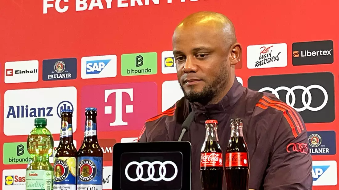 Bayern-Trainer Vincent Kompany legt im Trainingslager weitere Grundlagen. - Bild: Christian Kunz/dpa