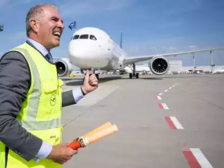 Künftig darf Lufthansa Technik die Kabinen der Boeing Dreamliner umbauen. (Archivbild) - Foto: Hannes P. Albert/dpa