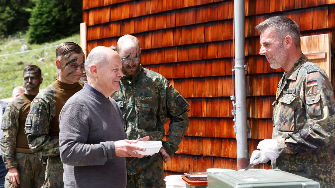 Beim Besuch auf der Reiteralpe zeigt sich Kanzler Scholz zuversichtlich und sieht die Truppe gut gerüstet für die Zukunft.  - Bild: Alexandra Beier/AFP POOL/dpa