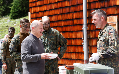 Beim Besuch auf der Reiteralpe zeigt sich Kanzler Scholz zuversichtlich und sieht die Truppe gut gerüstet für die Zukunft.  - Foto: Alexandra Beier/AFP POOL/dpa