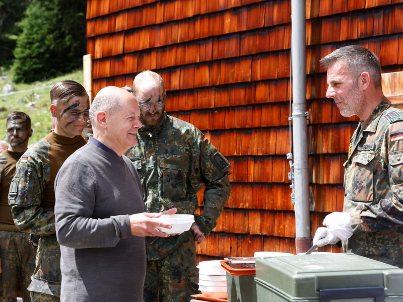 Beim Besuch auf der Reiteralpe zeigt sich Kanzler Scholz zuversichtlich und sieht die Truppe gut gerüstet für die Zukunft.  - Foto: Alexandra Beier/AFP POOL/dpa