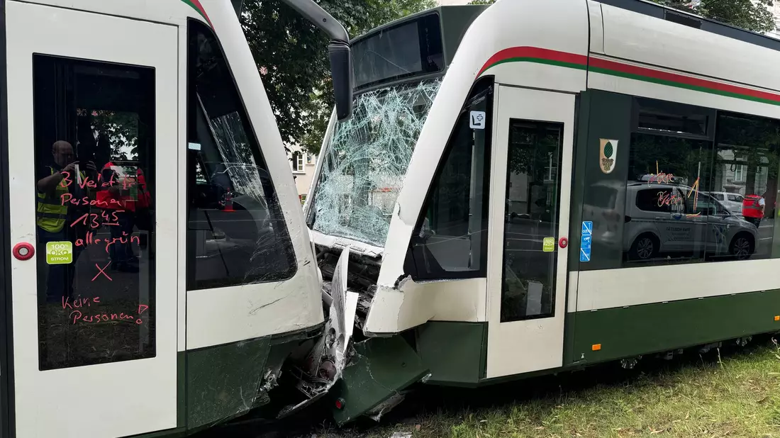 Die Ursache für die Kollision der Trambahnen in Augsburg blieb zunächst unklar. - Bild: Friedrich/vifogra/dpa
