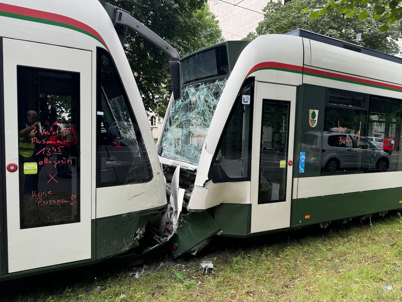 Die Ursache für die Kollision der Trambahnen in Augsburg blieb zunächst unklar. - Foto: Friedrich/vifogra/dpa