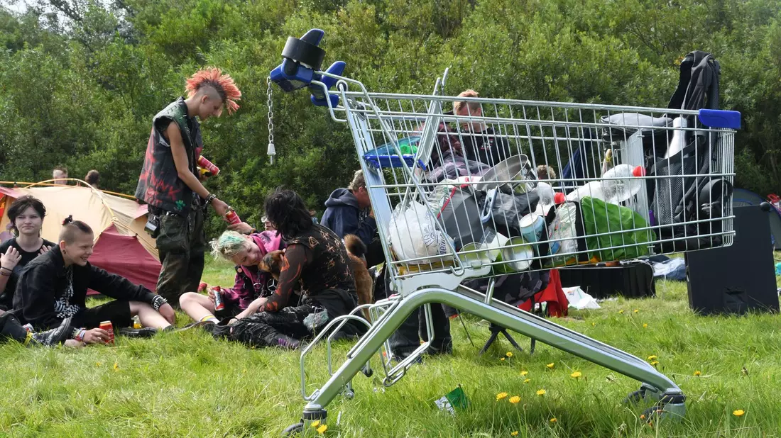 Zum Start des Punk-Protestcamps auf Sylt waren rund 40 Menschen im Camp. - Bild: Lea Albert/dpa