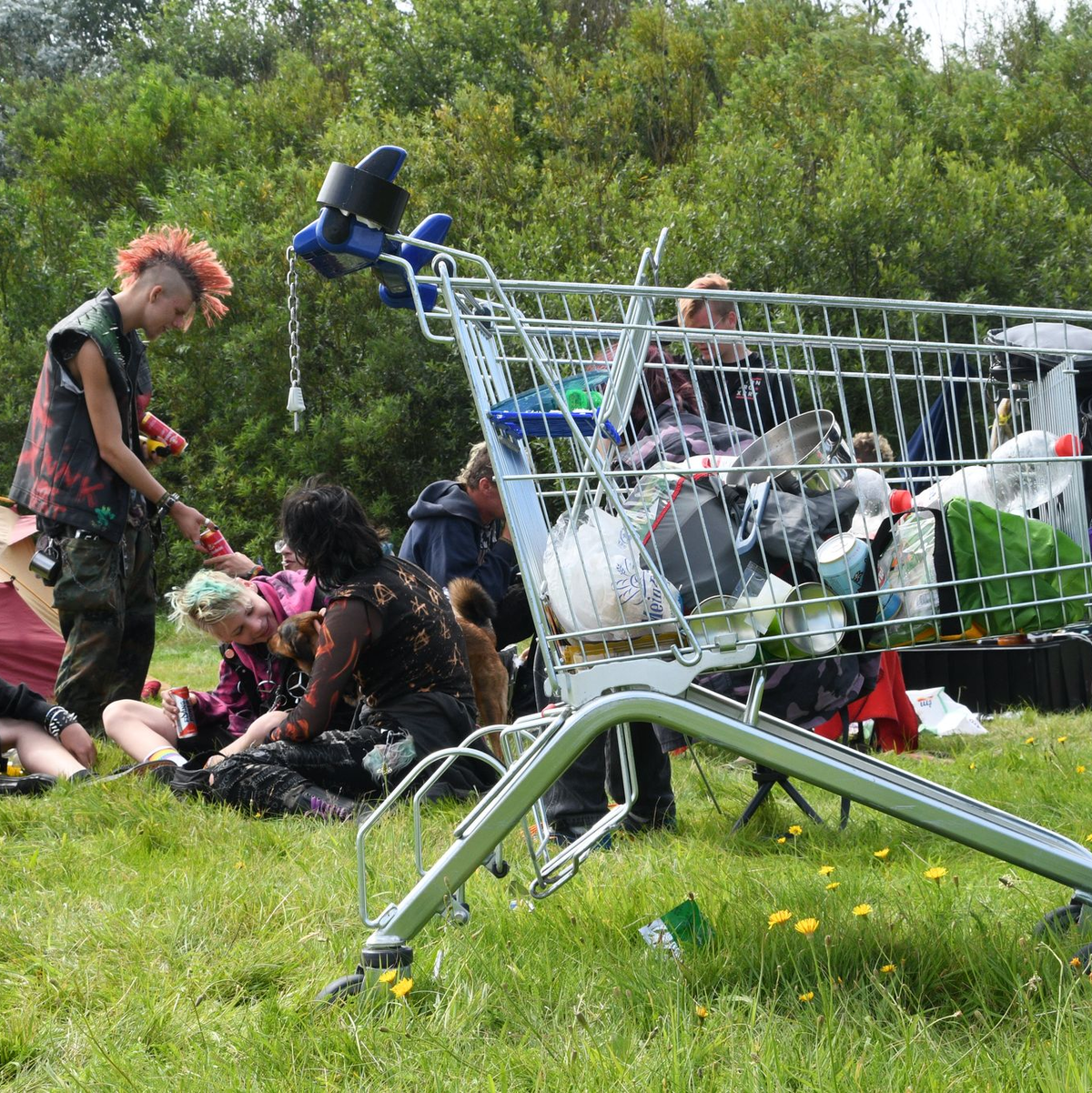 Zum Start des Punk-Protestcamps auf Sylt waren rund 40 Menschen im Camp. - Foto: Lea Albert/dpa