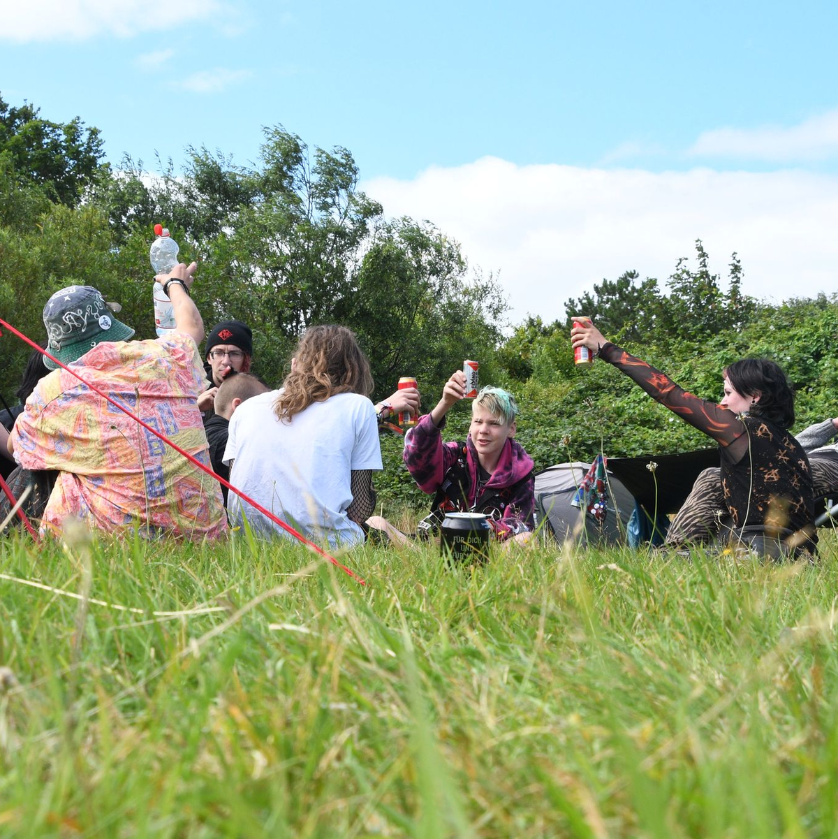 Mit ihrer Aktion wollen die Teilnehmer auf Sylt unter anderem Kritik am Kapitalismus üben. - Foto: Lea Albert/dpa