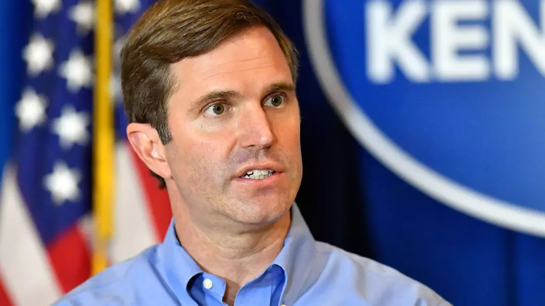 Ihm wird nicht nur bei den Demokraten eine große Anziehungskraft nachgesagt: Andy Beshear, Gouverneur von Kentucky. (Archivbild) - Bild: Timothy D. Easley/AP/dpa
